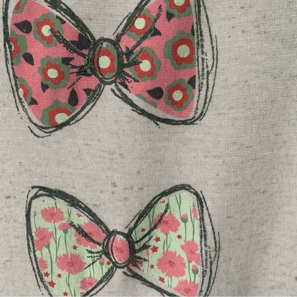 Disney Boutique Minnie Mouse Cream Tee with a Row of of Floral Bows down back - Picture 8 of 9